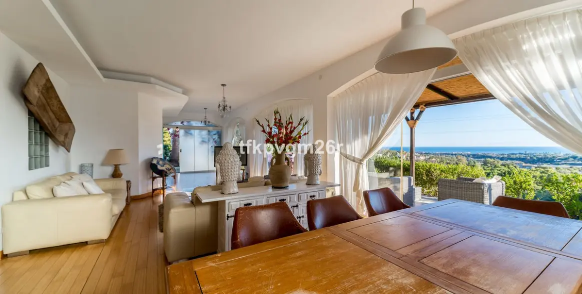 Sale of detached villa in Estepona 23