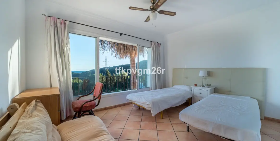 Sale of detached villa in Estepona 24