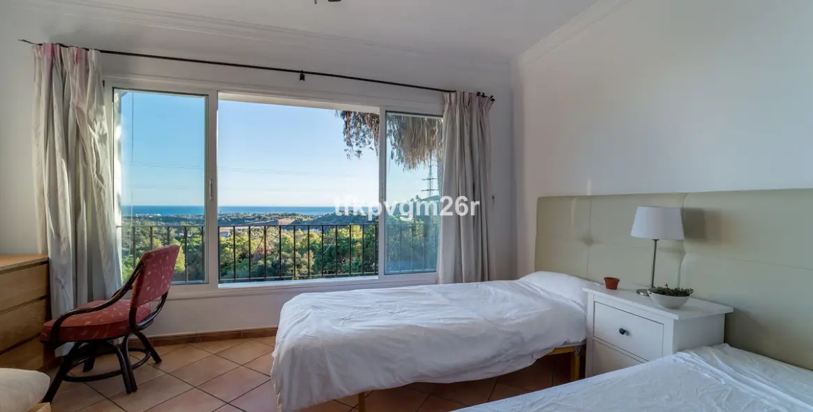 Sale of detached villa in Estepona 25