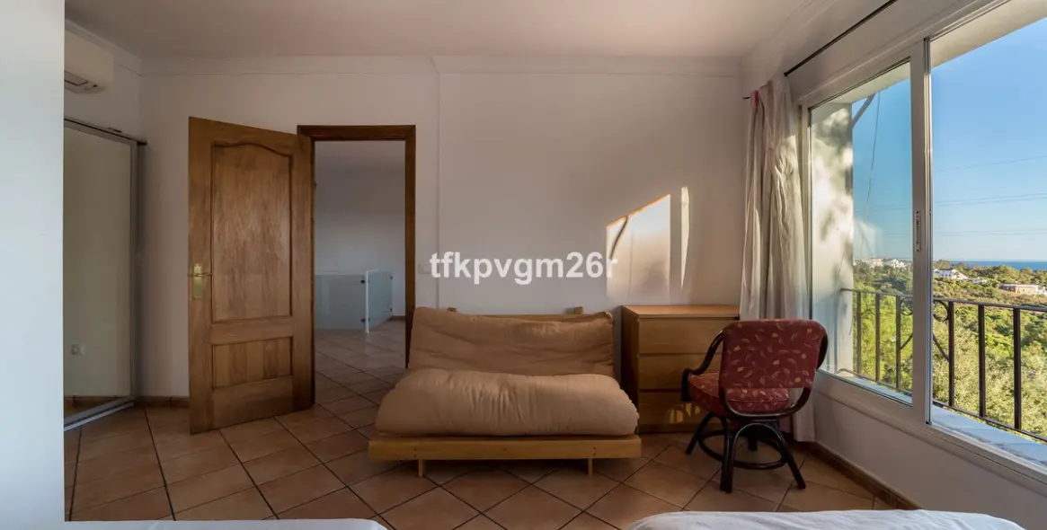 Sale of detached villa in Estepona 26