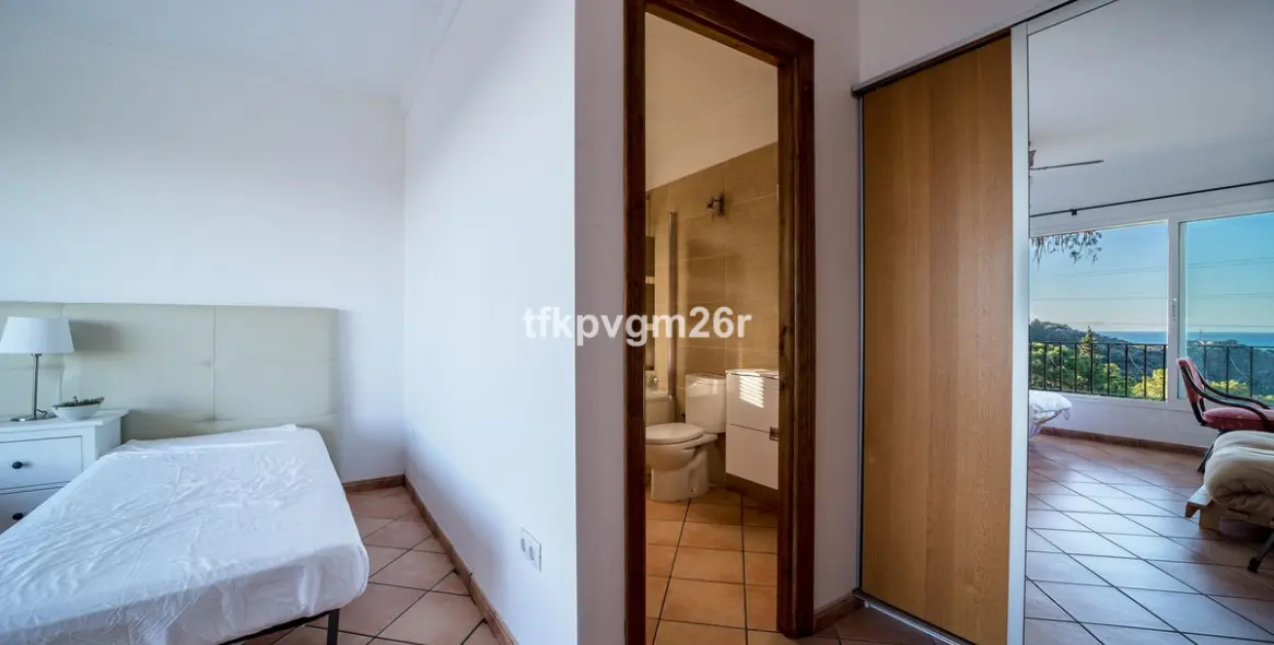 Sale of detached villa in Estepona 28