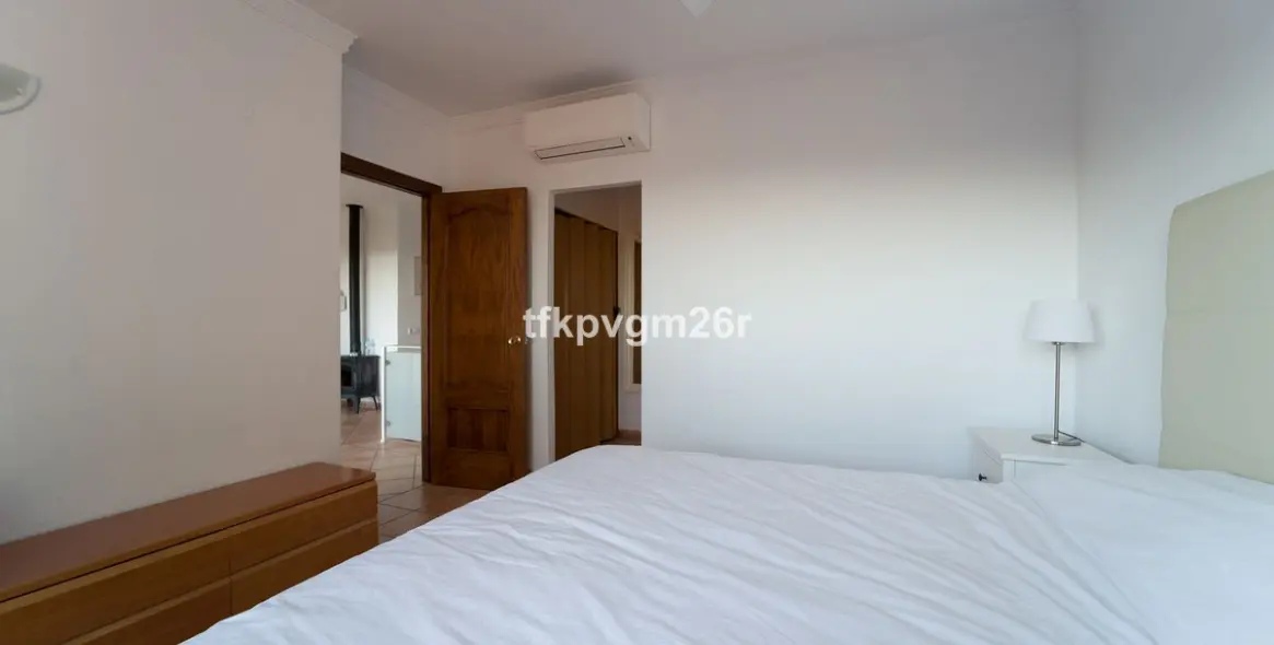 Sale of detached villa in Estepona 32