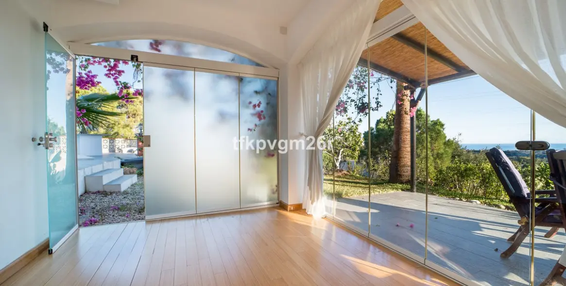 Sale of detached villa in Estepona 34