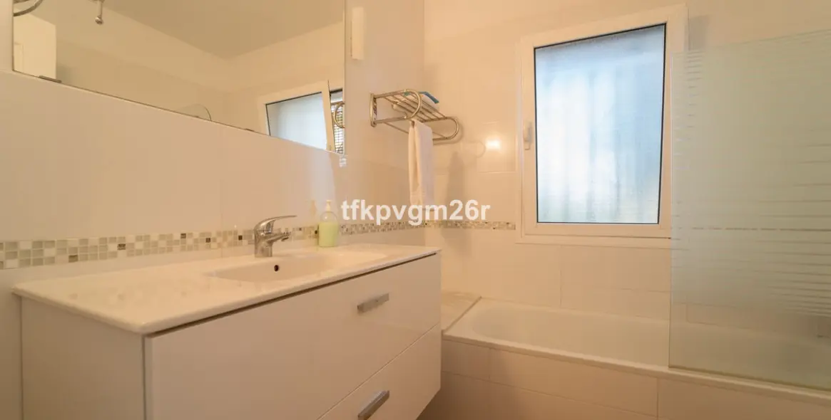 Sale of detached villa in Estepona 35