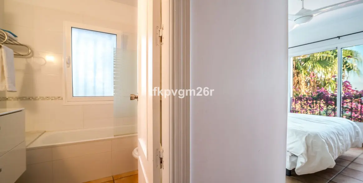 Sale of detached villa in Estepona 36