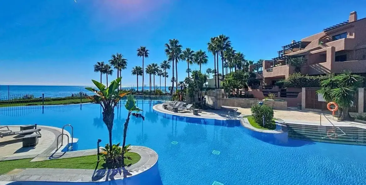 Sale of middle floor apartment in New Golden Mile 1