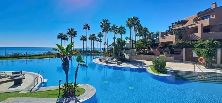 Venta de apartamento en planta media en New Golden Mile 0