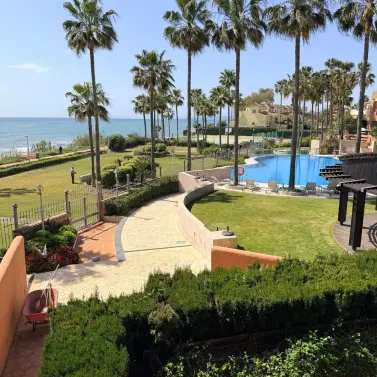 Venta de apartamento en planta media en New Golden Mile