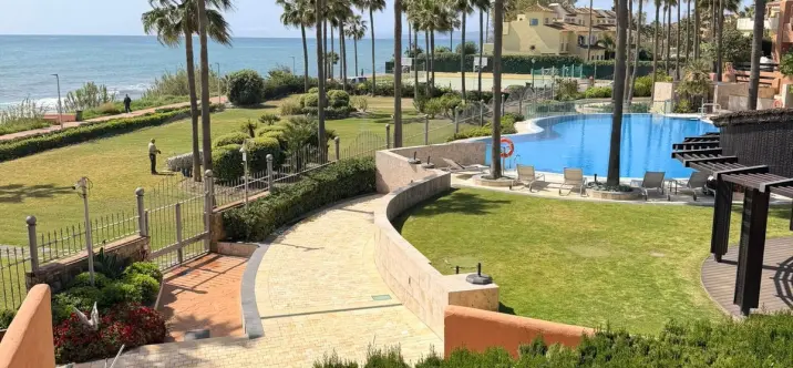 Venta de apartamento en planta media en New Golden Mile 1