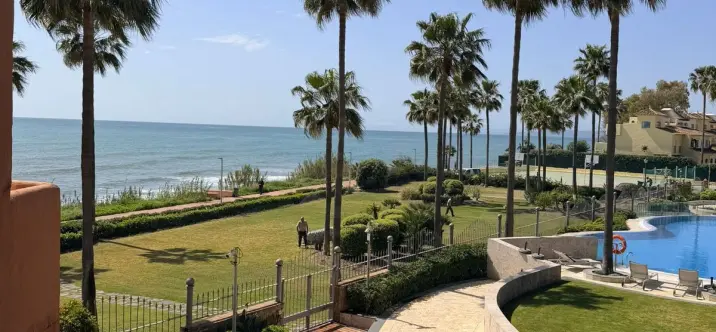 Venta de apartamento en planta media en New Golden Mile 2