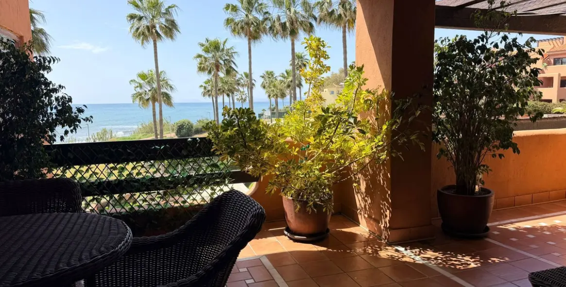 Sale of middle floor apartment in New Golden Mile 4