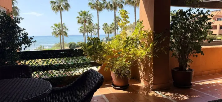 Venta de apartamento en planta media en New Golden Mile 3