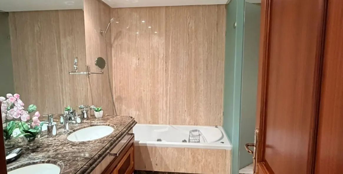 Sale of middle floor apartment in New Golden Mile 12