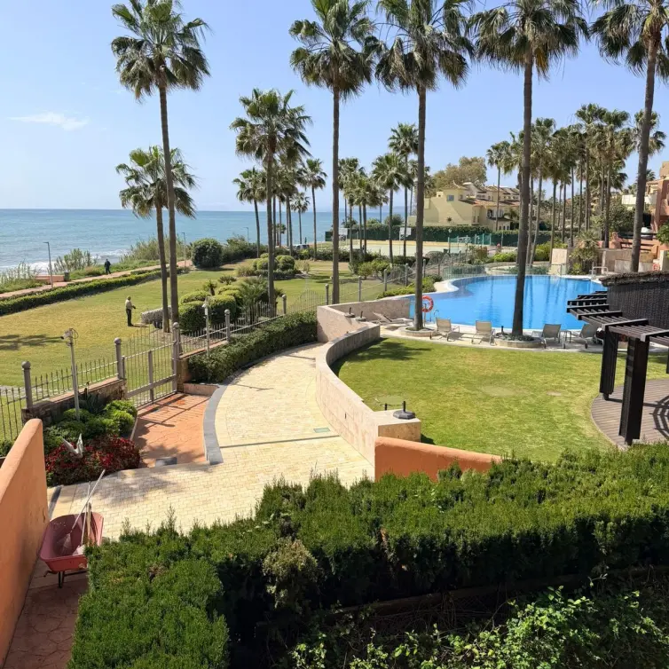 Sale of middle floor apartment in New Golden Mile