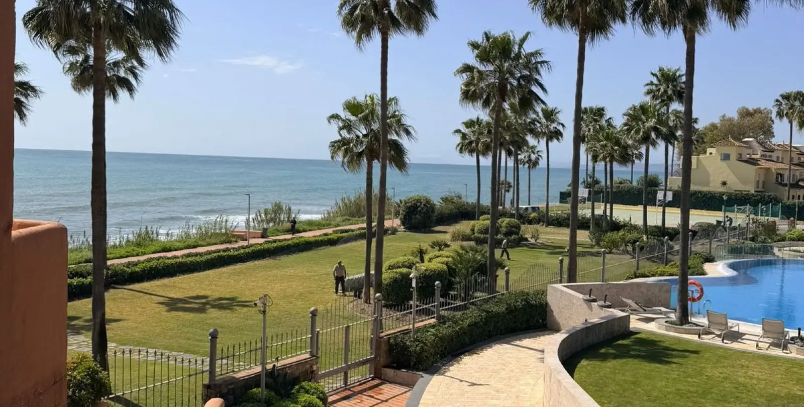 Sale of middle floor apartment in New Golden Mile 3