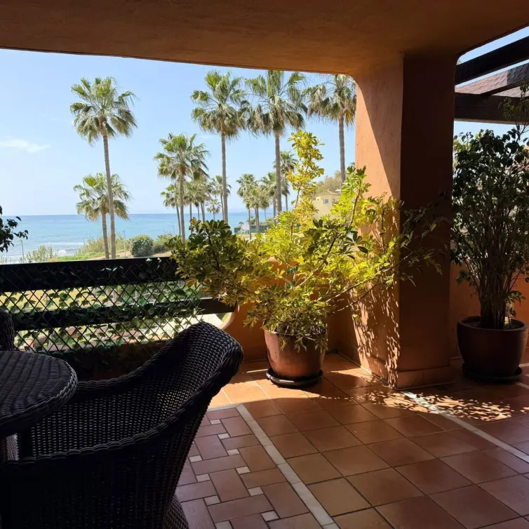 Sale of middle floor apartment in New Golden Mile