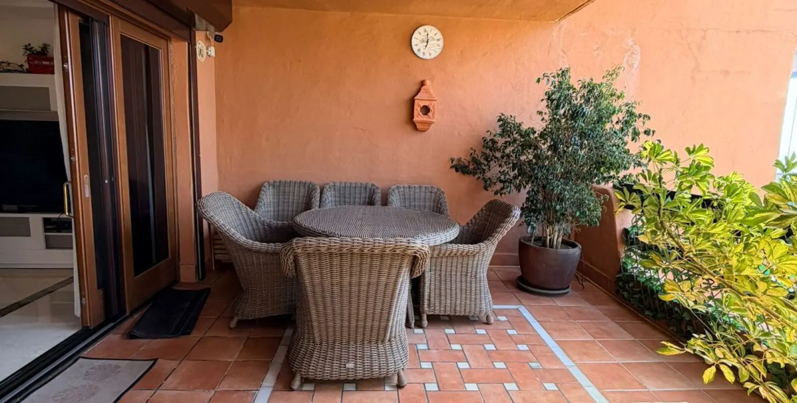 Sale of middle floor apartment in New Golden Mile 5