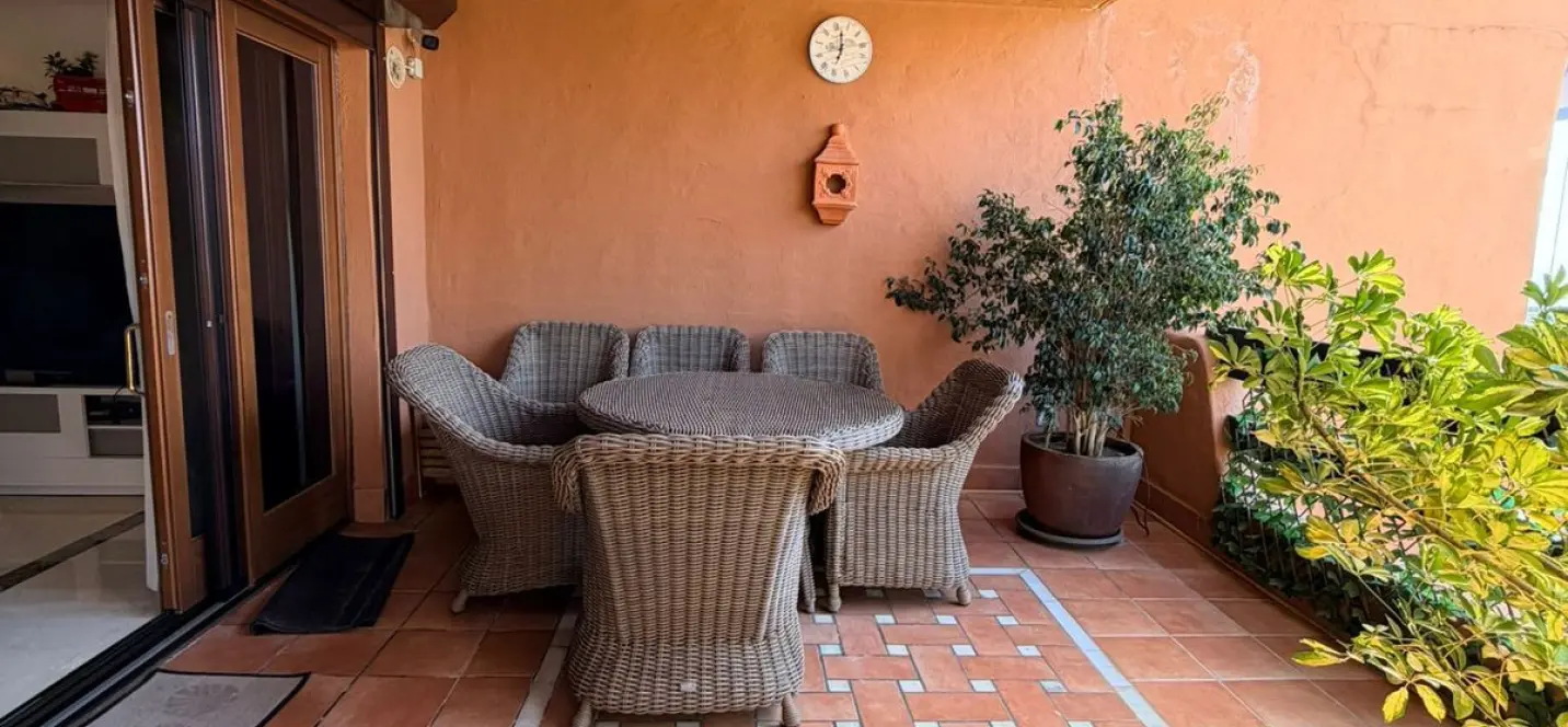 Sale of middle floor apartment in New Golden Mile 4