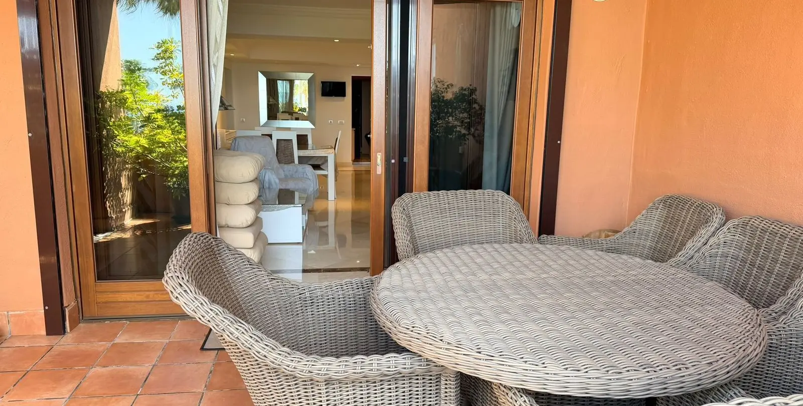 Sale of middle floor apartment in New Golden Mile 6
