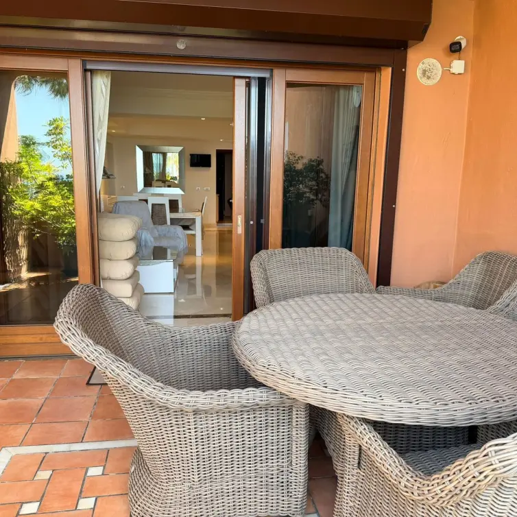 Sale of middle floor apartment in New Golden Mile