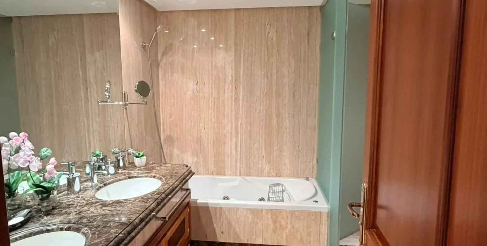 Sale of middle floor apartment in New Golden Mile 12