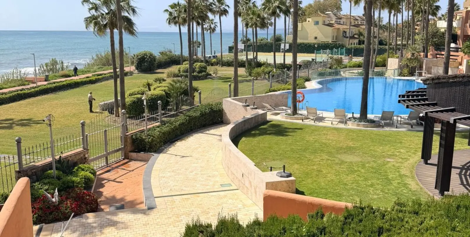 Venta de apartamento en planta media en New Golden Mile 2