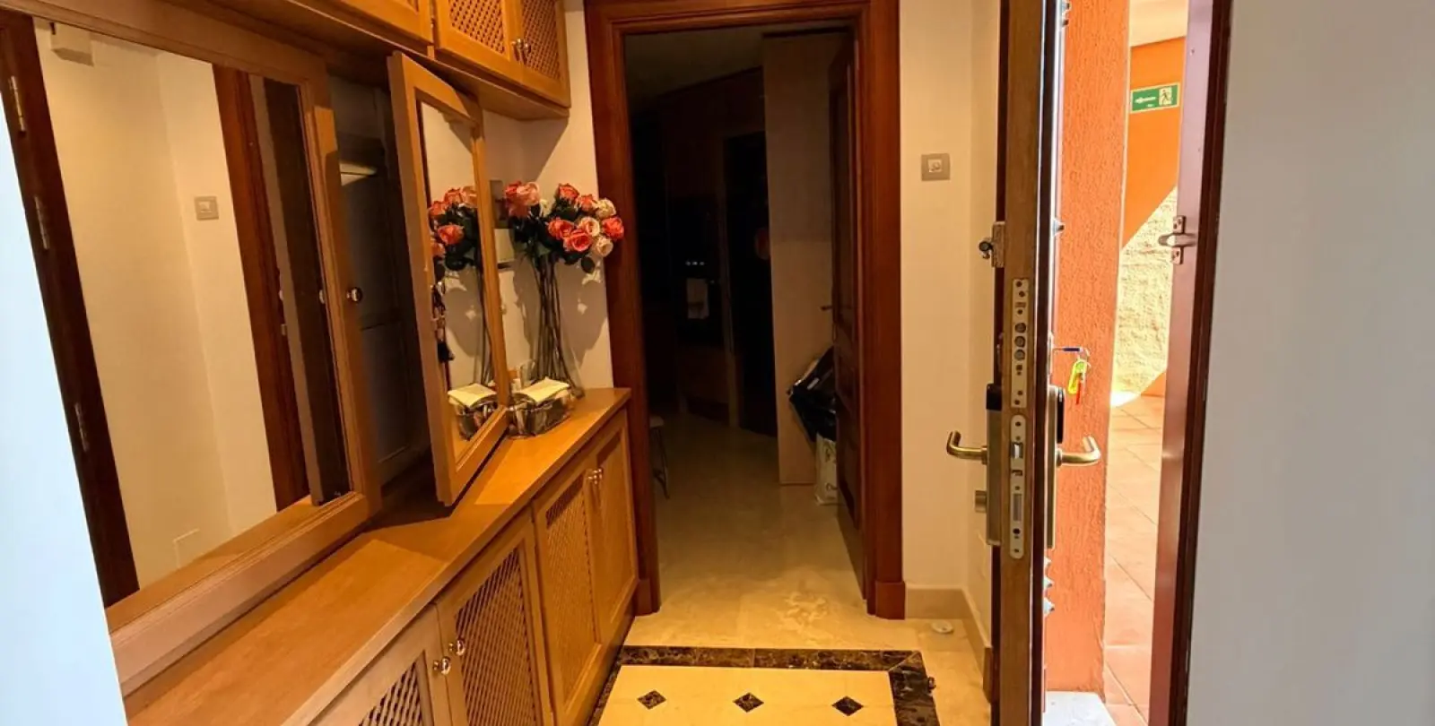 Venta de apartamento en planta media en New Golden Mile 10