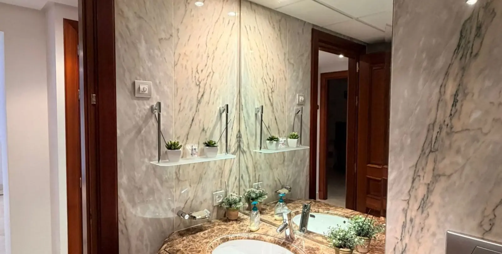 Venta de apartamento en planta media en New Golden Mile 17
