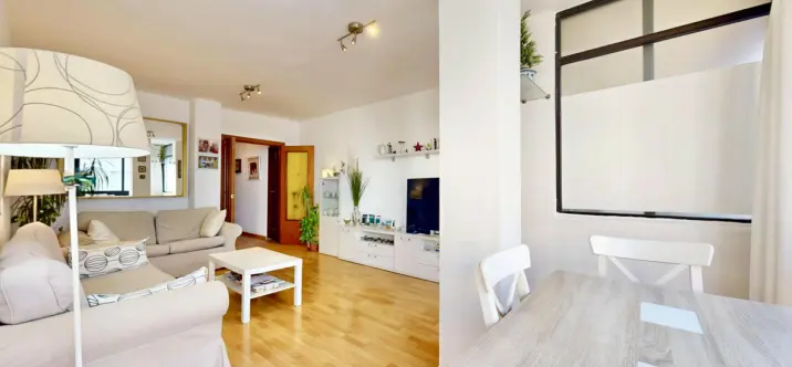 Sale of middle floor apartment in Fuengirola 2