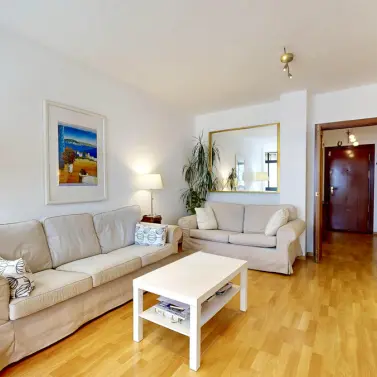 Sale of middle floor apartment in Fuengirola