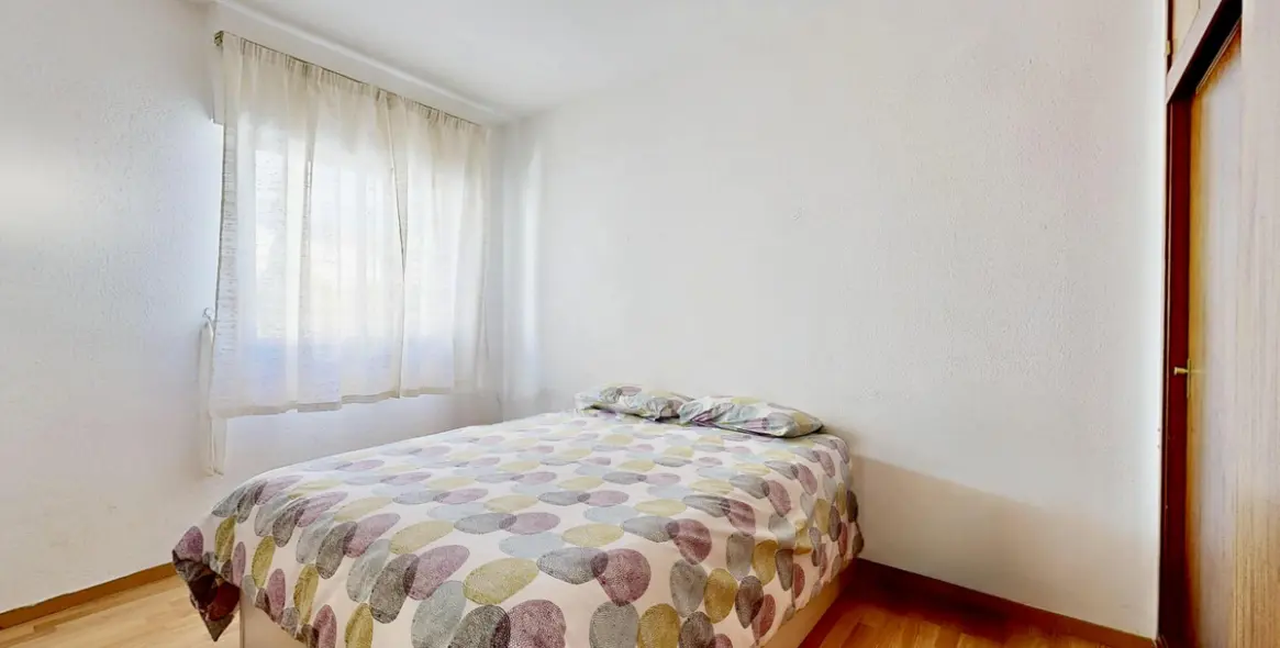 Sale of middle floor apartment in Fuengirola 12