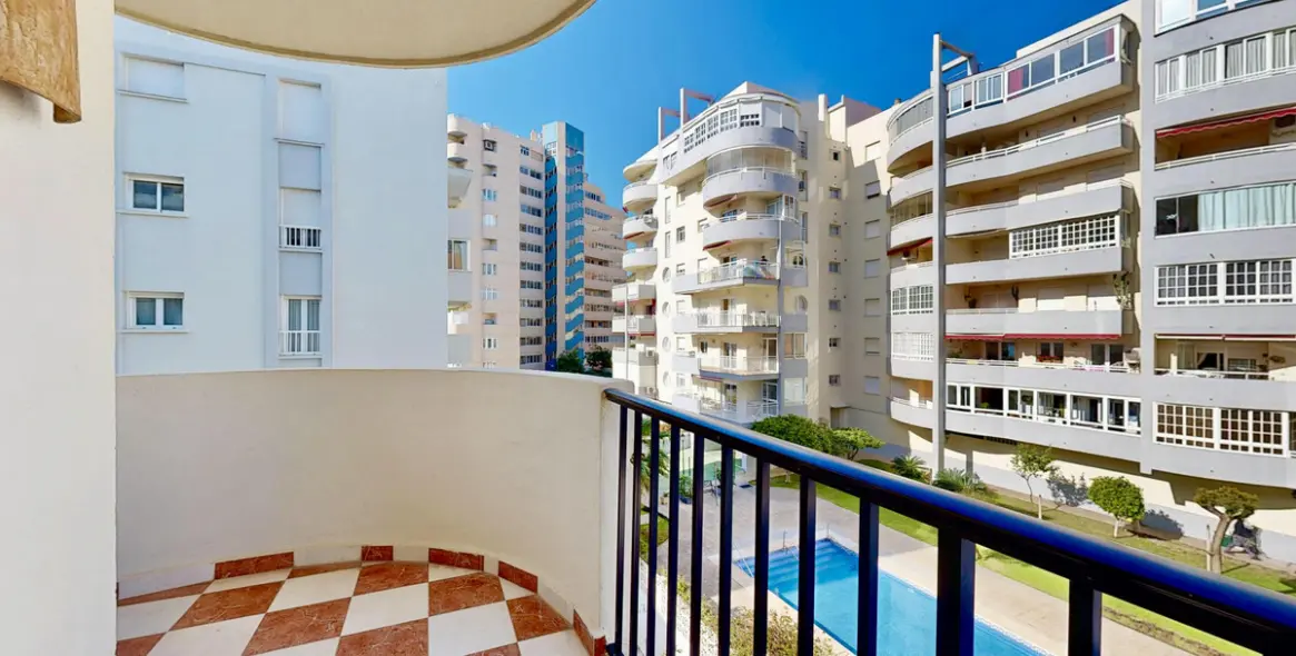 Sale of middle floor apartment in Fuengirola 16