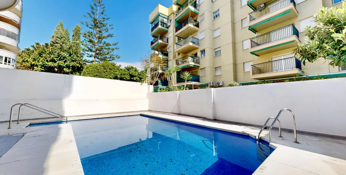 Sale of middle floor apartment in Fuengirola 18