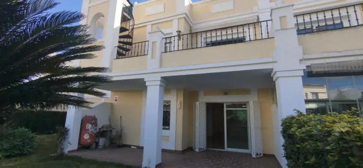 Venta de apartamento en planta baja en Aloha 0