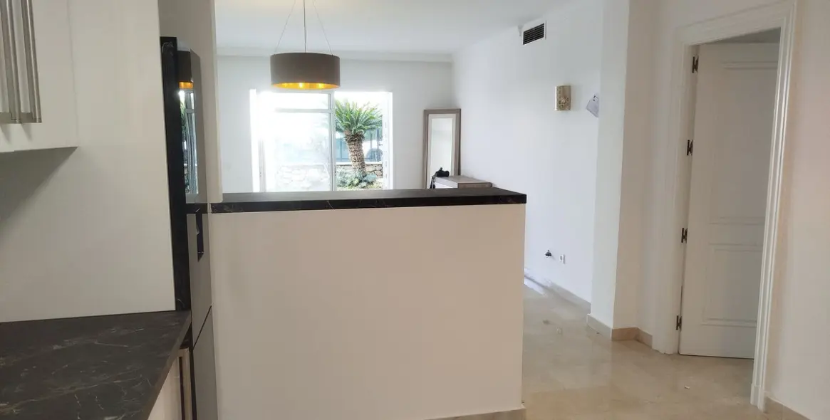 Venta de apartamento en planta baja en Aloha 17