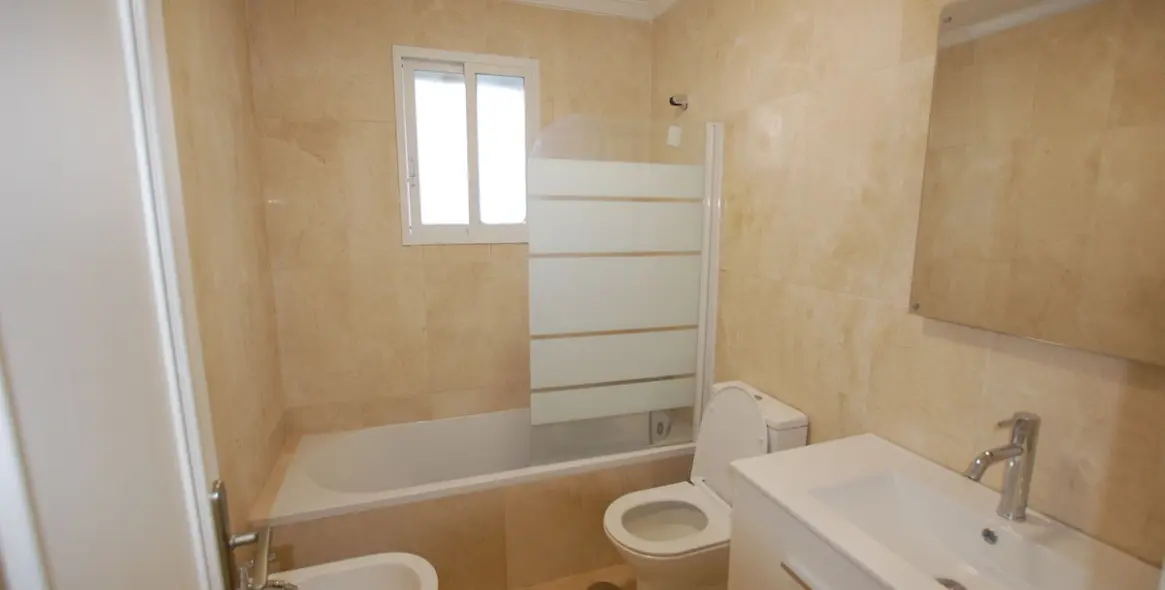 Venta de apartamento en planta baja en Aloha 24