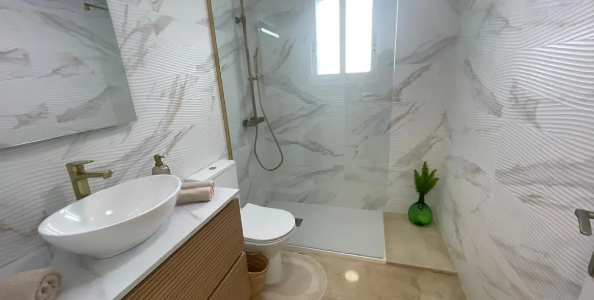 Venta de apartamento en planta baja en Aloha 29
