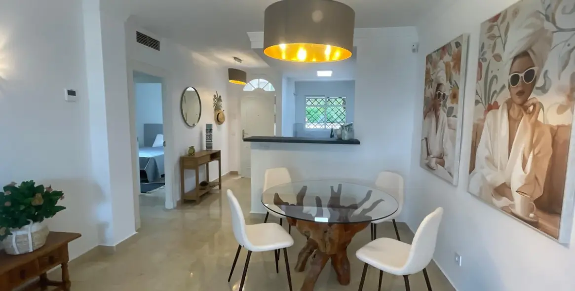 Venta de apartamento en planta baja en Aloha 32