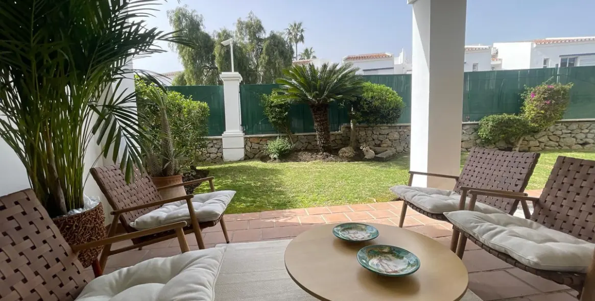 Venta de apartamento en planta baja en Aloha 36