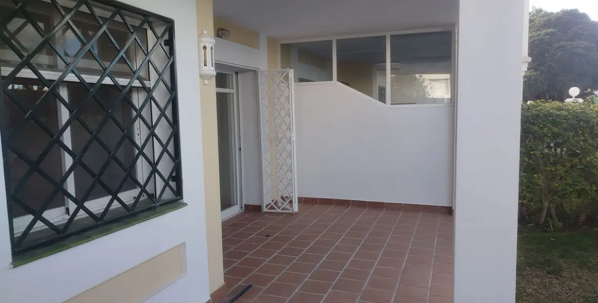 Venta de apartamento en planta baja en Aloha 46