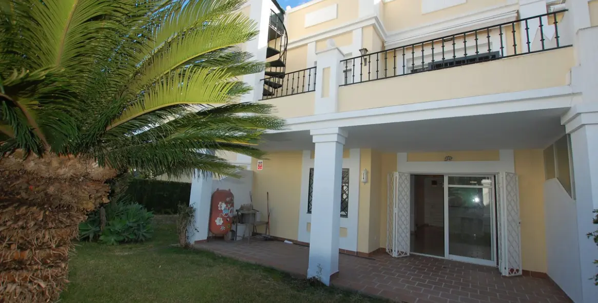 Venta de apartamento en planta baja en Aloha 50