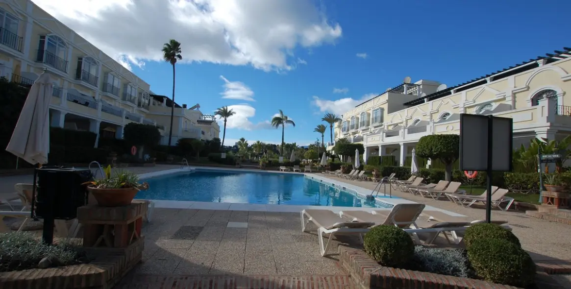 Venta de apartamento en planta baja en Aloha 68