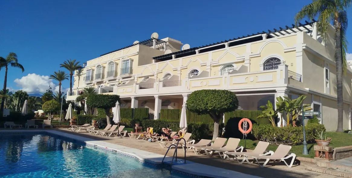 Venta de apartamento en planta baja en Aloha 71