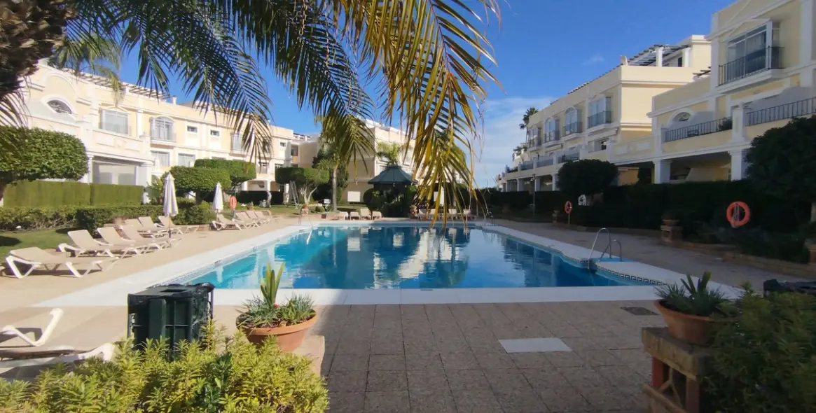 Venta de apartamento en planta baja en Aloha 74