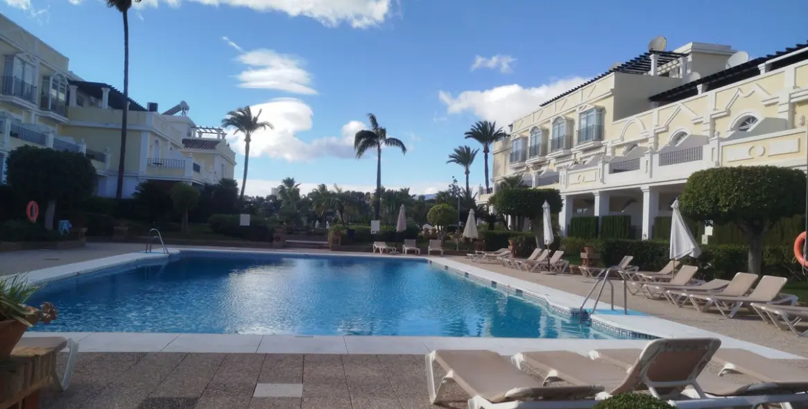 Venta de apartamento en planta baja en Aloha 76