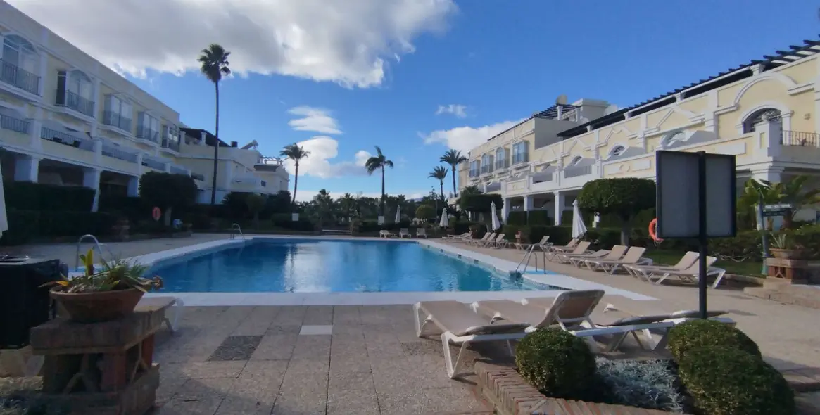 Venta de apartamento en planta baja en Aloha 79