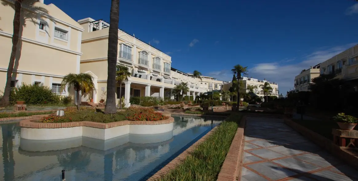 Venta de apartamento en planta baja en Aloha 82