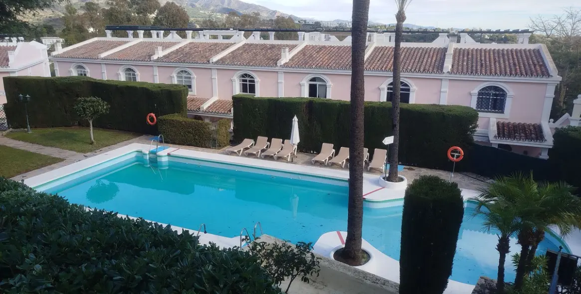 Venta de apartamento en planta baja en Aloha 87