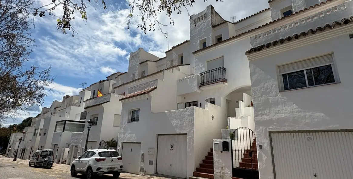 Sale of townhouse in Estepona 1