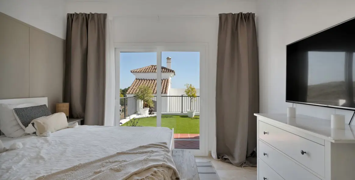 Sale of ground floor apartment in El Paraiso 10